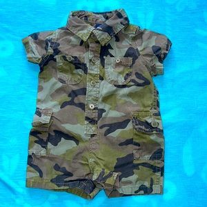 0-3 mo- BabyGap army pattern bodysuit